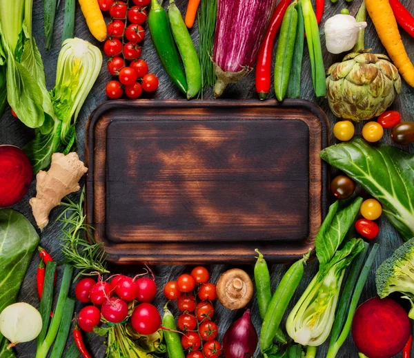 Recogida de verduras frescas con tabla de pan —  Fotos de Stock