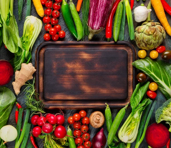 Recogida de verduras frescas con tabla de pan — Foto de Stock