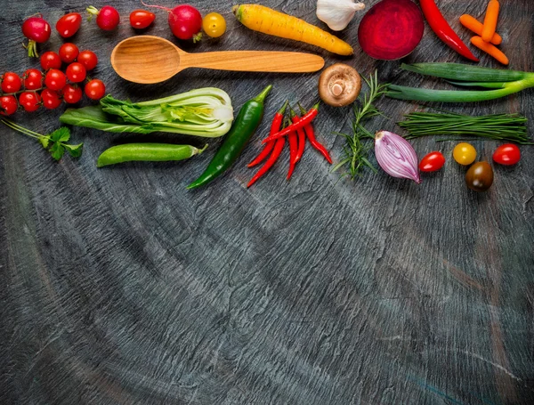 Raccolta di verdure fresche su pietra — Foto Stock