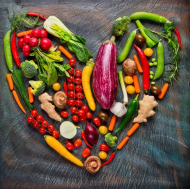 Kalp şeklinde taze sebze topluluğu