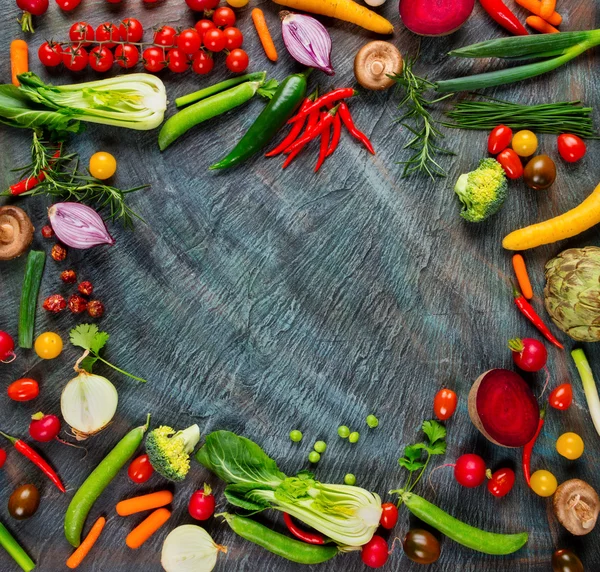 Raccolta di verdure fresche su pietra — Foto Stock