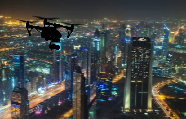 Sílhueta de drones sobrevoando o panorama da Dubaicidade — Fotografia de Stock