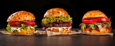 Taze ev yapımı hamburger taş üzerine hizmet