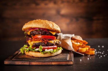 Taze ev yapımı hamburger tahtaya hizmet
