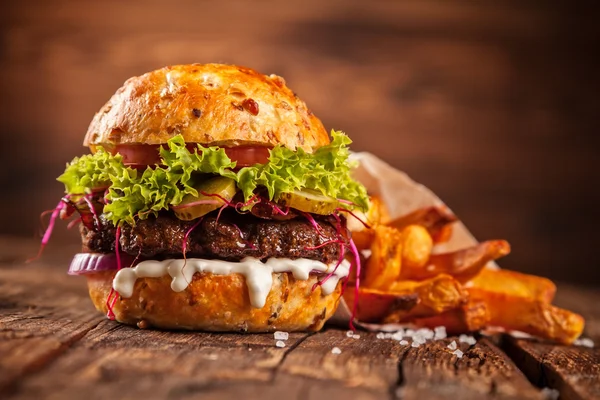 Taze ev yapımı hamburger tahtaya hizmet — Stok fotoğraf