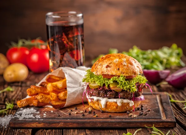 Hamburguesa casera fresca servida en madera —  Fotos de Stock