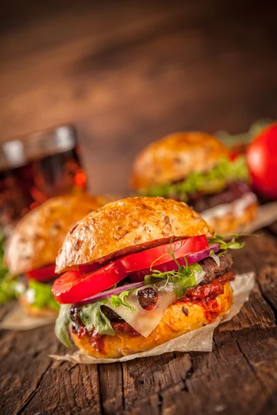 Verse zelfgemaakte hamburgers geserveerd op hout — Stockfoto