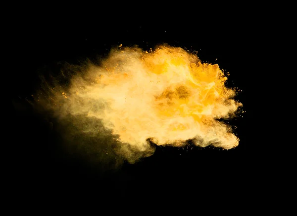 Взрыв желтого порошка на черном фоне — стоковое фото