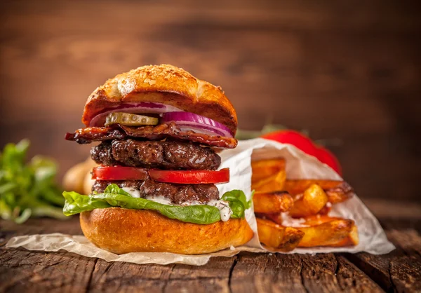 Hamburger fresco fatto in casa servito su legno — Foto Stock