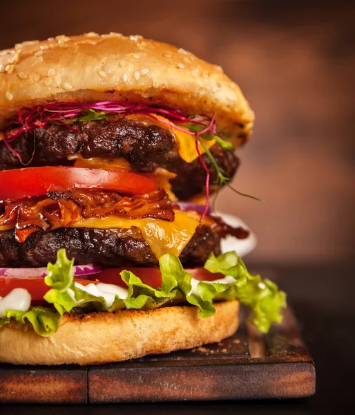 Fresh home-made hamburger served on wood — Stock Photo, Image