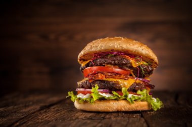Taze ev yapımı hamburger tahtaya hizmet