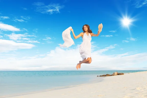 열 대 해변에서 점프 하는 아름 다운 여자 — 스톡 사진