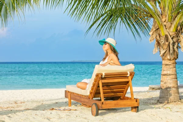 Mulher relaxante na cadeira de praia — Fotografia de Stock