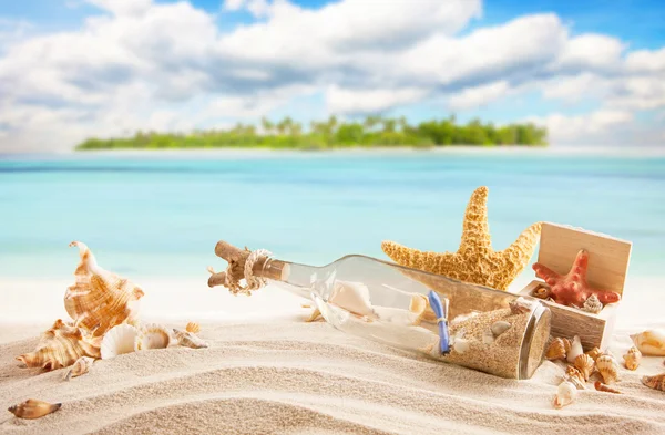 Sandy tropical beach with island on background — Stock Photo, Image