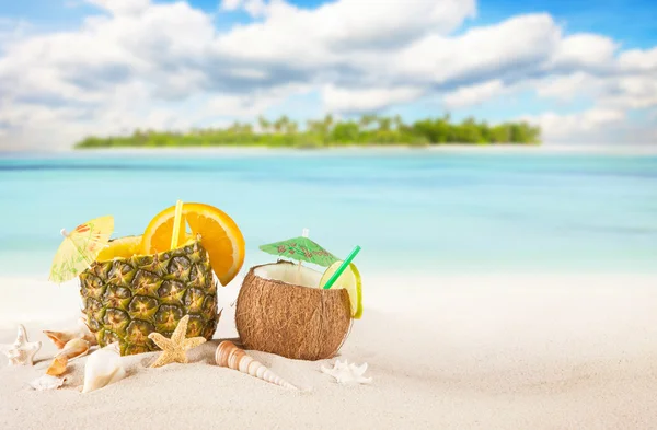 Sandy tropical beach with summer drinks — Stock Photo, Image