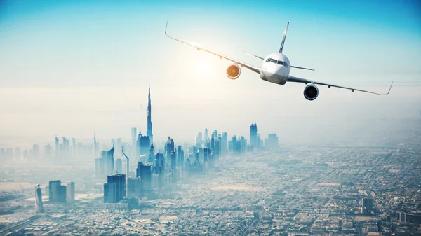 Avión comercial que vuela sobre la ciudad moderna —  Fotos de Stock