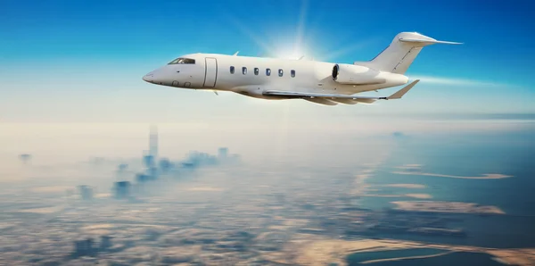 Pesawat jet pribadi terbang di atas kota modern — Stok Foto