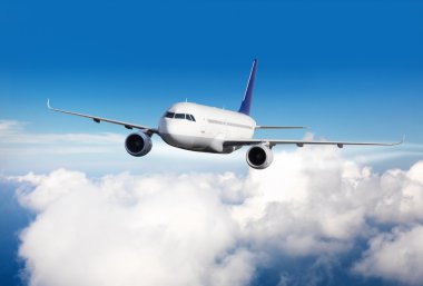 Ticari jet uçak bulutların üzerinde uçan