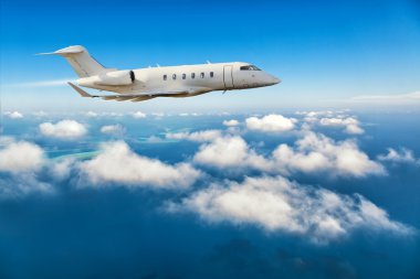 Özel jet uçak bulutların üzerinde uçan