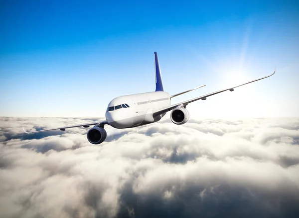 Комерційний реактивний літак, що летить над хмарами — стокове фото