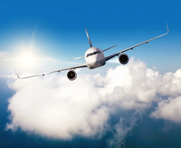 Εμπορική αεριωθούμενο αεροπλάνο που πετά πάνω από τα σύννεφα — Φωτογραφία Αρχείου