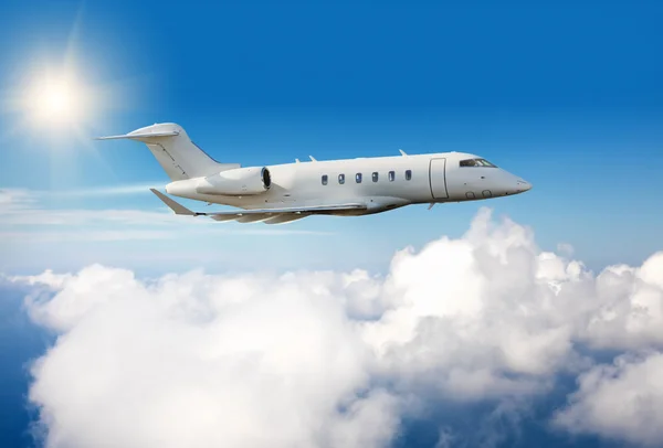 Privát sugárhajtású repülőgép repülő felhők felett — Stock Fotó