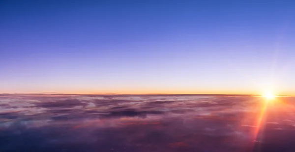 Piękny zachód słońca nad chmury — Zdjęcie stockowe