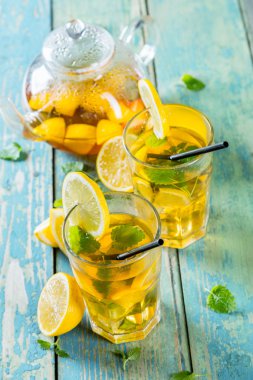 Ahşap masa üzerinde limon buz çay servisi