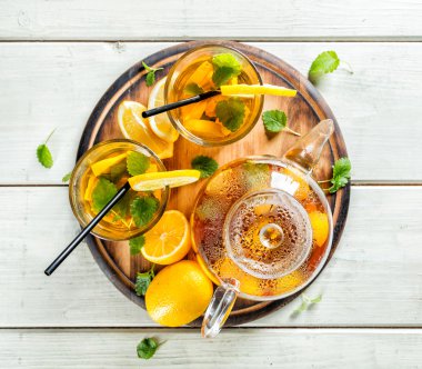 Ahşap masa üzerinde limon buz çay servisi