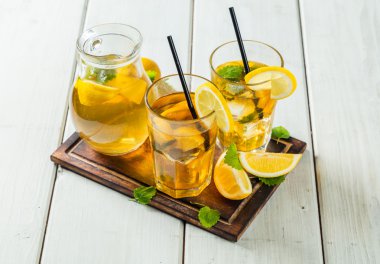 Ahşap masa üzerinde limon buz çay servisi
