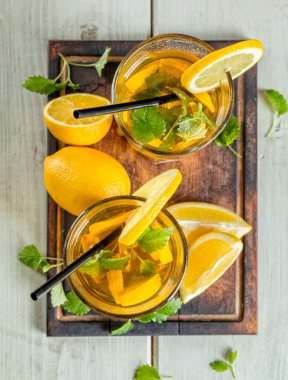 Ahşap masa üzerinde limon buz çay servisi