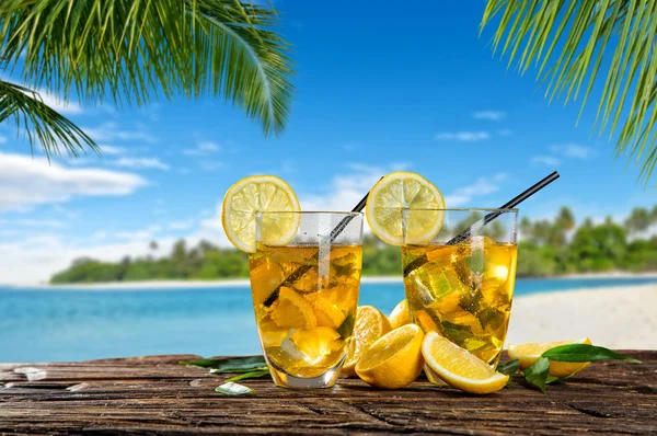 Окуляри літнього льодового чаю на пляжі — стокове фото
