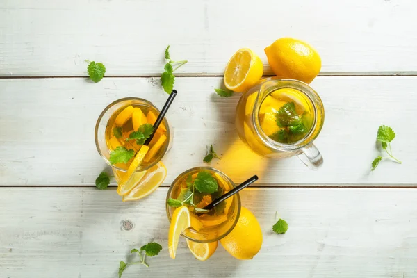 Té helado de limón servido en mesa de madera — Foto de Stock