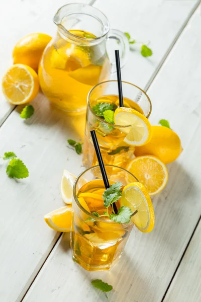 Ahşap masa üzerinde limon buz çay servisi