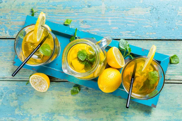 Ledový čaj citron, podávané na dřevěný stůl — Stock fotografie