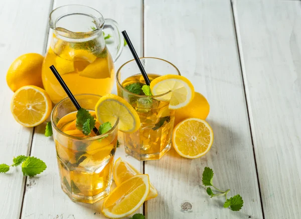 Ahşap masa üzerinde limon buz çay servisi