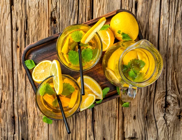 Лимонний льодовий чай, поданий на дерев'яному столі — стокове фото