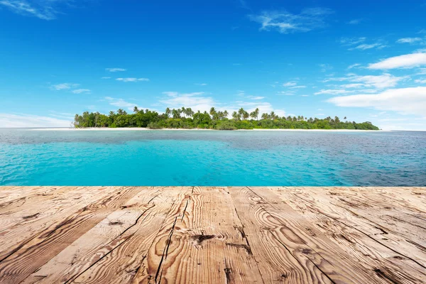 Piso de madeira e ilha tropical no fundo — Fotografia de Stock