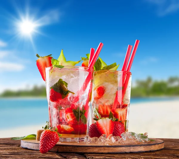 Boissons d'été avec plage floue sur fond — Photo