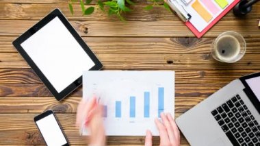 Zaman atlamalı ofisinde çalışan iş adamı