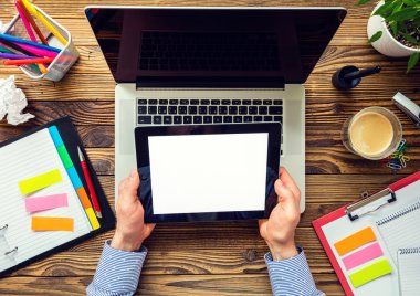 Elleri boş tablet cihaz tutan bir adam