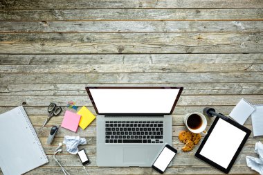 Diğer modern elektronik cihazlar üstünde okul sırası ile dizüstü bilgisayar