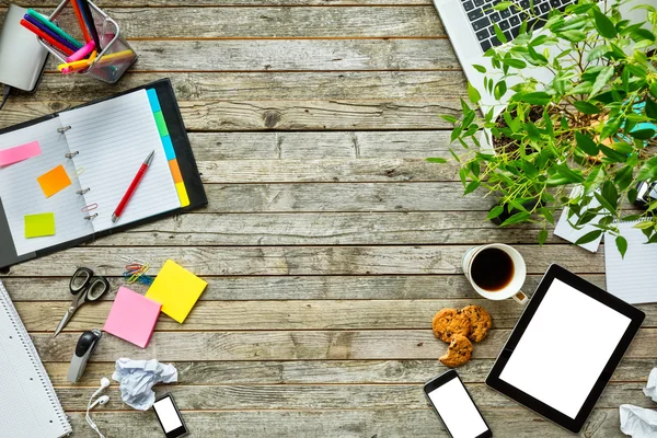 Notizblock und Tablet auf dem Bürotisch — Stockfoto