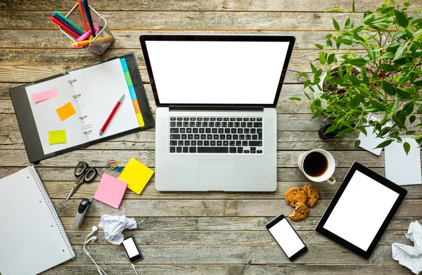 Laptop com outros dispositivos eletrônicos modernos na mesa — Fotografia de Stock