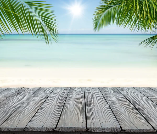 Tavole di legno vuote con spiaggia sfocata sullo sfondo — Foto Stock