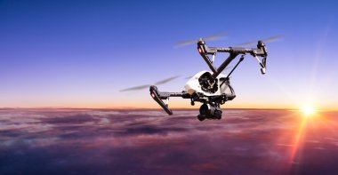 Drone için endüstriyel inşaat bulutların üzerinde uçan