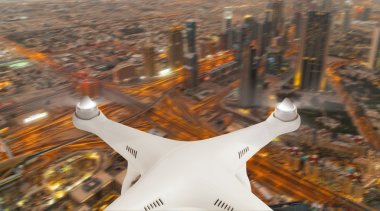 Modern kent üzerinde uçan uçak siluet