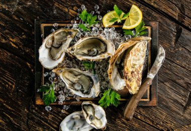 Buz drift ile ahşap tahta üzerinde istiridye hizmet