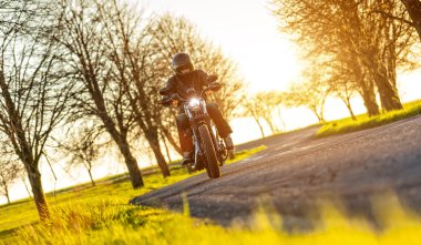 Genç adam sürüş helikopter