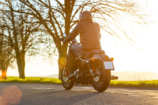 Молодой человек за рулем вертолёта
